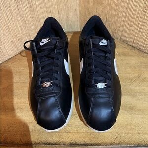 Nike Cortez ‘72 100% Authentic Black & White Sneakers SZ:8.5 men/9.5 ladies EUC